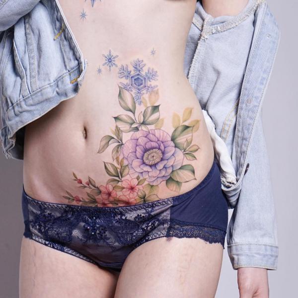 140 Meaningful Stomach Tattoos for Women