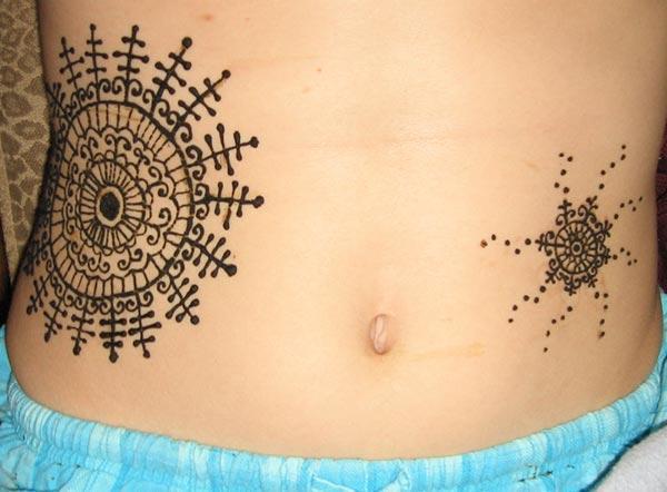 140 Meaningful Stomach Tattoos for Women