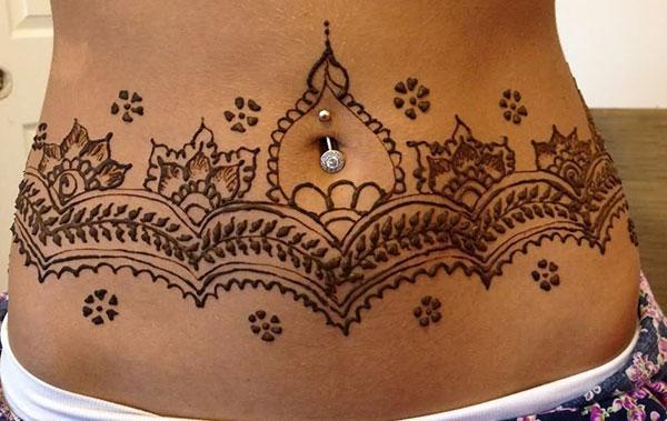 140 Meaningful Stomach Tattoos for Women