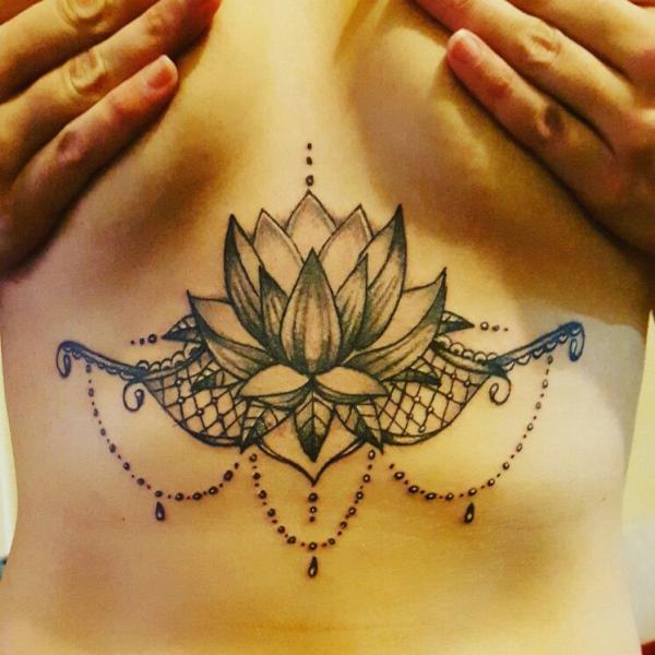 140 Meaningful Stomach Tattoos for Women