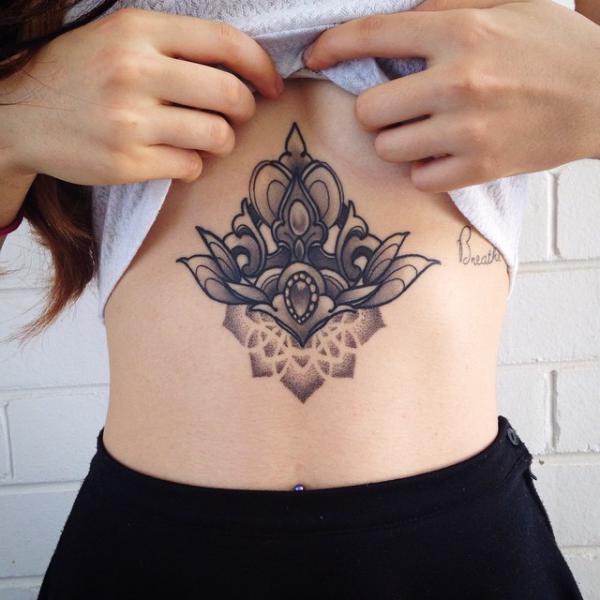 140 Meaningful Stomach Tattoos for Women