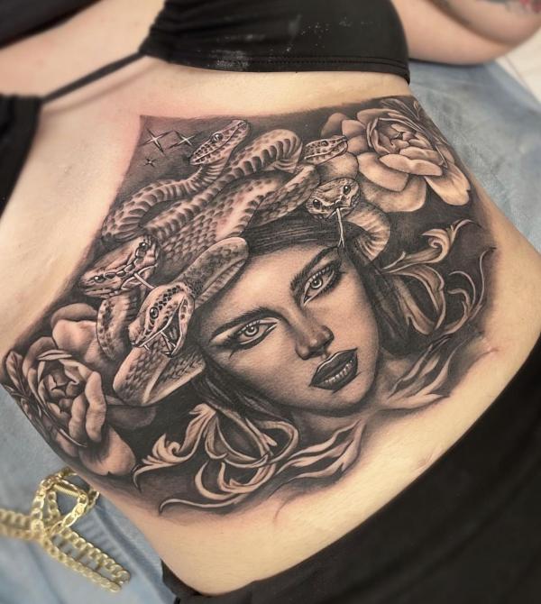 140 Meaningful Stomach Tattoos for Women