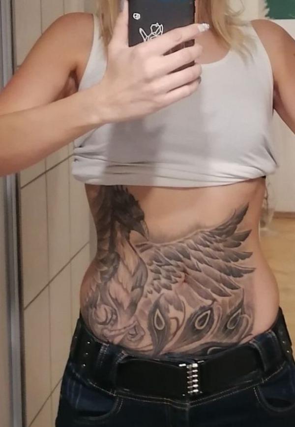 140 Meaningful Stomach Tattoos for Women