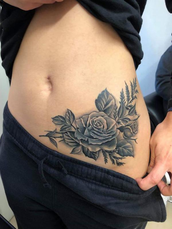 140 Meaningful Stomach Tattoos for Women