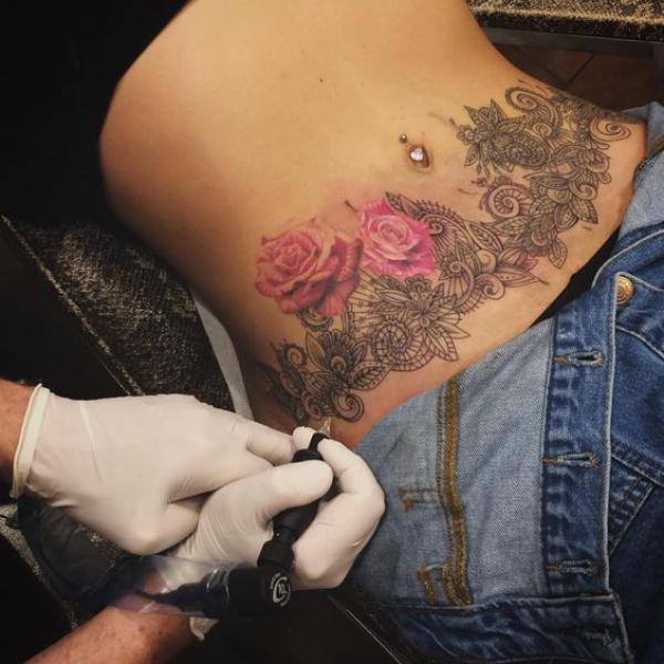 140 Meaningful Stomach Tattoos for Women