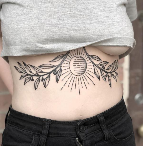 140 Meaningful Stomach Tattoos for Women