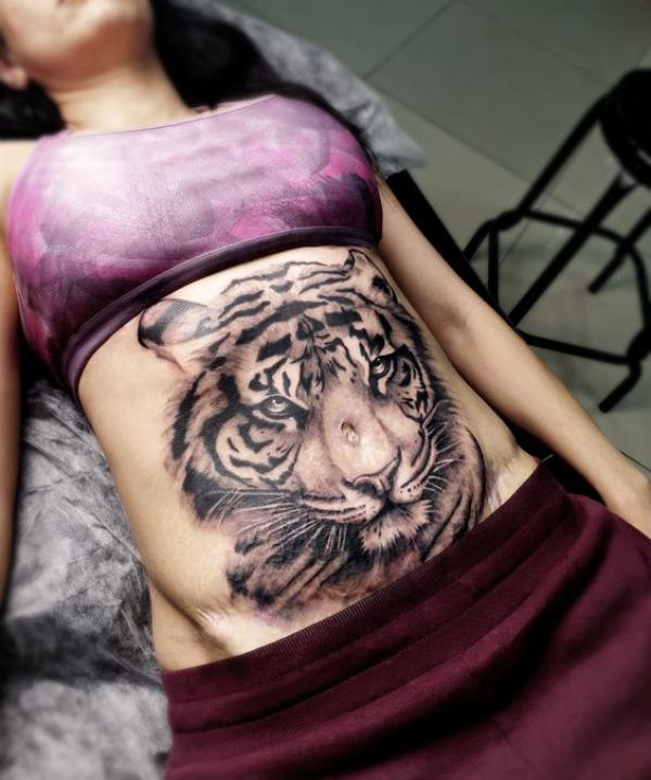 140 Meaningful Stomach Tattoos for Women