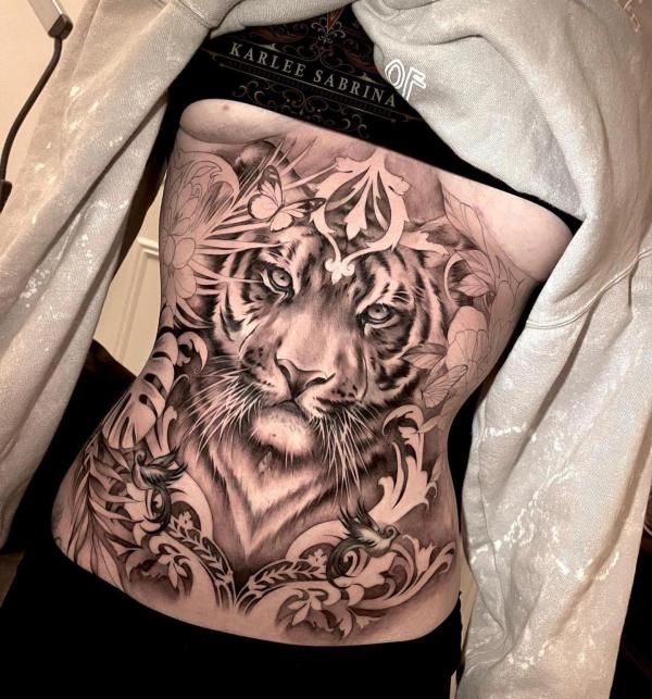 140 Meaningful Stomach Tattoos for Women