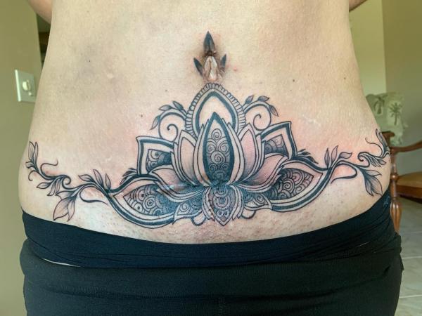 140 Meaningful Stomach Tattoos for Women