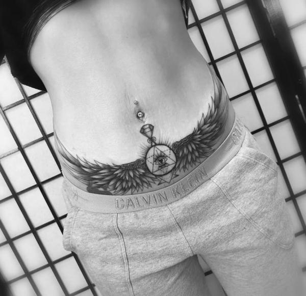 140 Meaningful Stomach Tattoos for Women