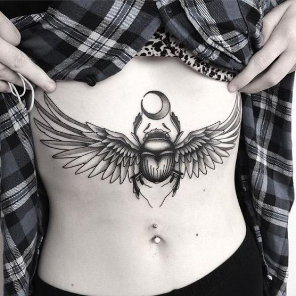 140 Meaningful Stomach Tattoos for Women