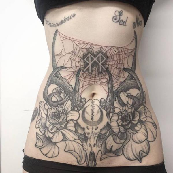 140 Meaningful Stomach Tattoos for Women