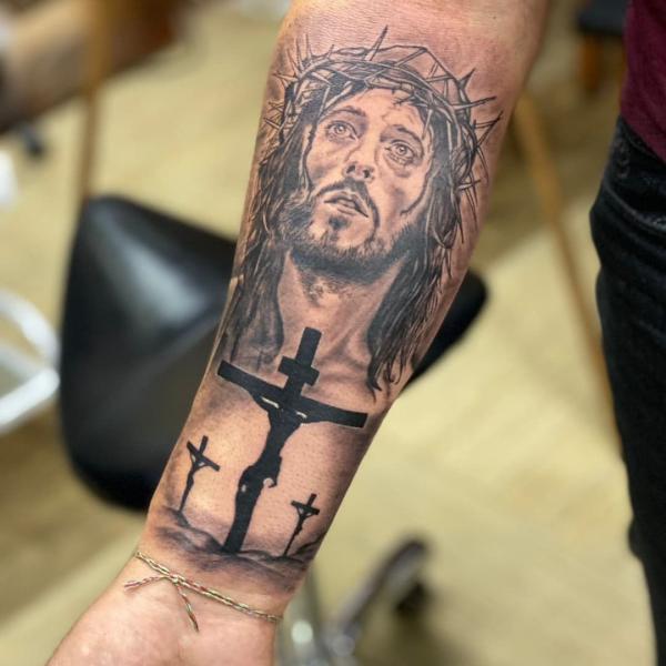 50 Meaningful Cross Tattoos with Jesus