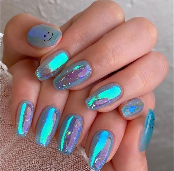 Holographic Nails: Easy Steps to Create Stunning Looks