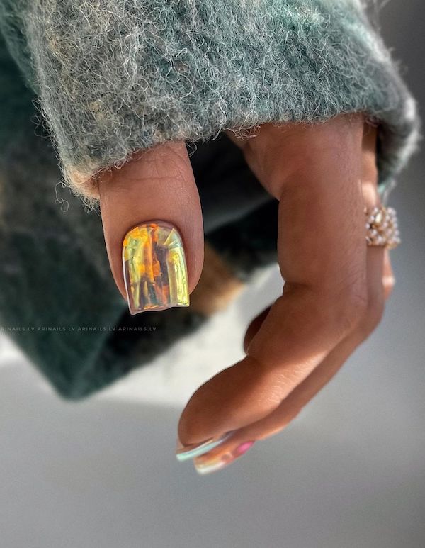 Holographic Nails: Easy Steps to Create Stunning Looks