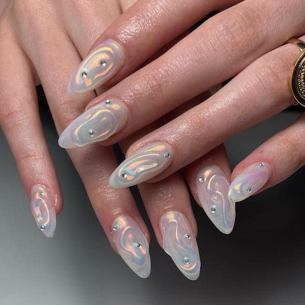 Holographic Nails: Easy Steps to Create Stunning Looks